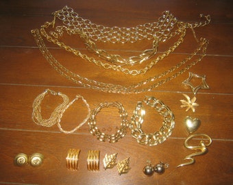 Collectable Lot 18 Pieces 4 Necklaces 4 Bracelets 4 Earrings 4 Brooches