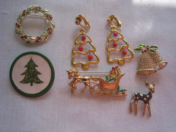 Vintage Lot of 5 Christmas Brooches & 1 Pair Earr… - image 4