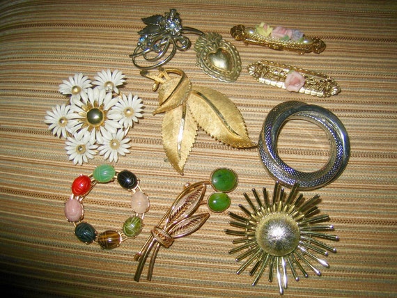 Vintage Lot of 10 Brooches From the 1030s Up - image 1