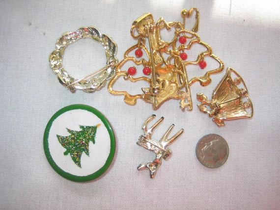 Vintage Lot of 5 Christmas Brooches & 1 Pair Earr… - image 5
