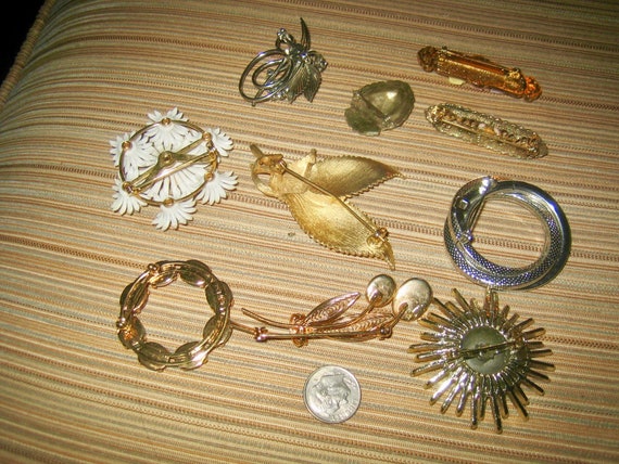 Vintage Lot of 10 Brooches From the 1030s Up - image 4