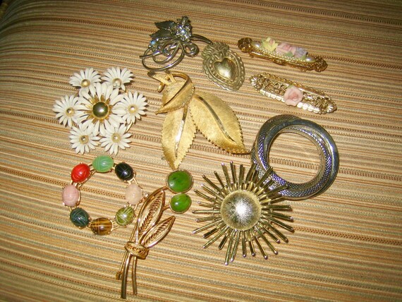 Vintage Lot of 10 Brooches From the 1030s Up - image 2