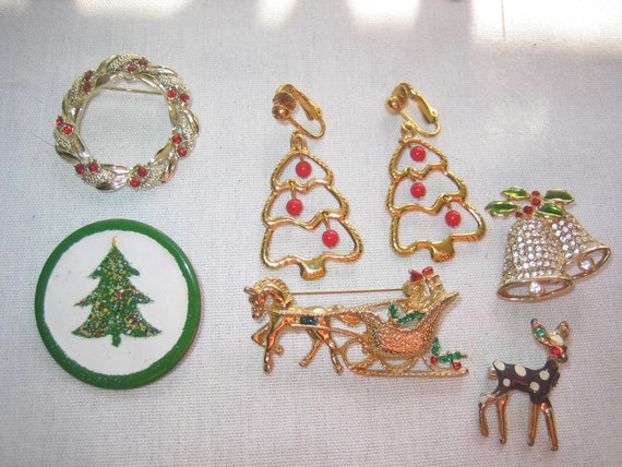 Vintage Lot of 5 Christmas Brooches & 1 Pair Earr… - image 1