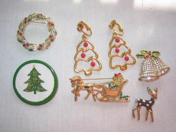 Vintage Lot of 5 Christmas Brooches & 1 Pair Earr… - image 3