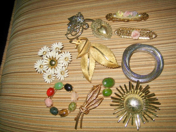 Vintage Lot of 10 Brooches From the 1030s Up - image 3