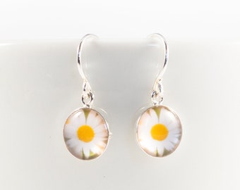 Silver Daisy Earrings - Photo of Real Flower in Resin, Delicate & Dainty Plant Lover Earrings, Simple Botanical Earrings, Tween Girl Gifts