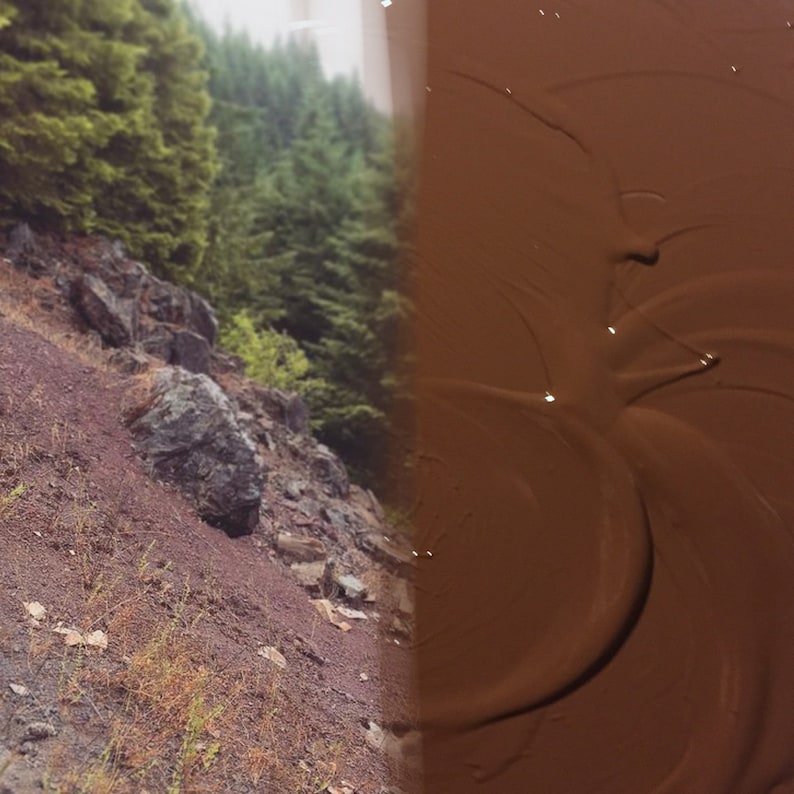 Puede incluir: Una imagen dividida que muestra una ladera rocosa con &aacute;rboles verdes a la izquierda y un fondo marr&oacute;n texturizado en espiral a la derecha.