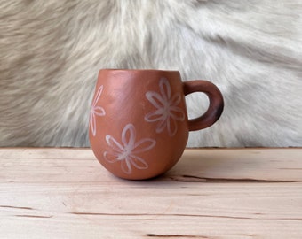 Tasse blanche avec fleurs folkloriques // Poterie avec feu de camp