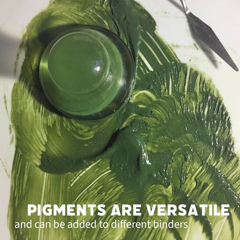Puede incluir: Primer plano de un pigmento verde, mostrando su versatilidad ya que se puede agregar a diferentes aglutinantes. El pigmento se extiende sobre una superficie blanca, con un recipiente de vidrio y una esp&aacute;tula cerca.