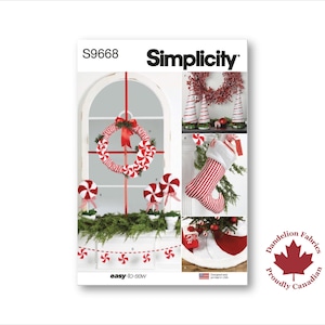 Può includere: Modello di cucito Simplicity S9668 con decorazioni natalizie. L'immagine mostra una ghirlanda di bastoncini di zucchero, ornamenti di bastoncini di zucchero, una calza a righe e una gonna per l'albero di Natale. Il modello è facile da cucire.