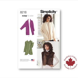 Peut inclure: Patron de couture Simplicity 8218, avec des illustrations d'une veste violette et d'une veste verte. Le patron comprend des images d'une femme portant une veste crème et un gilet à imprimé léopard. Le texte "easy-to-sew" est affiché.