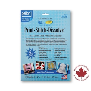 Peut inclure: Un paquet de stabilisateur de papier hydrosoluble Pellon Print-Stitch-Dissolve. L'emballage est bleu clair et blanc, avec le nom du produit en gros caractères. Il contient 12 feuilles, chacune mesurant 21,6 cm x 27,9 cm. Idéal pour le quilting, la broderie et l'appliqué.