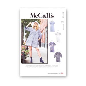 Pode incluir: Padrão de costura McCall's M7742 para um vestido com diferentes variações de manga e decote. O padrão inclui instruções para os tamanhos XS, S e M.