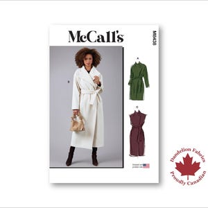 Op de afbeelding: McCall's naaipatroon M8438 toont een vrouw in een crèmekleurige wikkeljas met bijpassende riem. Het patroon bevat illustraties van een groen jurkje met lange mouwen en een bordeauxrood mouwloos jurkje. Het Dandelion Fabrics-logo staat rechtsonder.