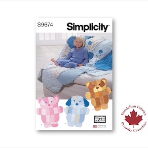 Peut inclure: Patron de couture Simplicity S9674 présentant des modèles de chaise, de couverture et d'animaux en peluche pour enfants. L'image montre un enfant assis sur une couverture et une chaise en patchwork bleu et blanc. Trois modèles d'animaux en peluche sont présentés : un chat rose, un chien bleu et un ours brun.