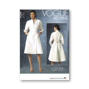 Pode incluir: Padrão de costura Vogue Patterns V1239 para um vestido branco de envolver com cinto. O padrão foi desenhado por Chado Ralph Rucci.