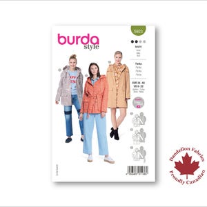 Könnte beinhalten: Ein Burda Style Schnittmusterumschlag mit drei Frauen, die Parkas tragen. Der Umschlag enthält das Burda Style Logo, die Modellnummer 5923 und Größenangaben. Das Dandelion Fabrics Logo ist ebenfalls sichtbar.