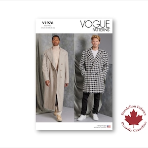 Könnte beinhalten: Vogue Patterns V1976 Schnittmuster mit zwei doppelreihigen Mänteln. Einer ist beige, der andere ein schwarz-weißes Karomuster. Das Schnittmuster ist in den USA entworfen und gedruckt. Das Dandelion Fabrics Logo ist ebenfalls zu sehen.
