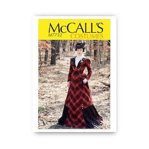 Könnte beinhalten: Ein McCall's Costumes Schnittmuster für ein viktorianisches Kleid. Das Schnittmuster ist für Größe M7732 und zeigt eine Frau in einem rot-schwarz karierten Kleid mit schwarzem Samtbesatz. Das Kleid hat ein tailliertes Oberteil mit hohem Ausschnitt und einen weiten Rock. Die Frau trägt einen schwarzen Hut mit einer Feder.