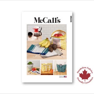 Könnte beinhalten: Ein McCall's-Schnittmuster mit verschiedenen wiederverwendbaren Einkaufstaschen, Produkttaschen und einer Kaffeemaschine. Das Bild zeigt Bananen, Avocados und einen Beutel mit Äpfeln. Das Dandelion Fabrics-Logo befindet sich unten rechts.