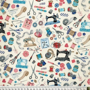 Peut inclure: Tissu crème avec un motif répété d'outils de couture. Le motif comprend des machines à coudre, des ciseaux, des rubans à mesurer, des bobines de fil, des boutons et des épingles en bleu, rouge et marron.