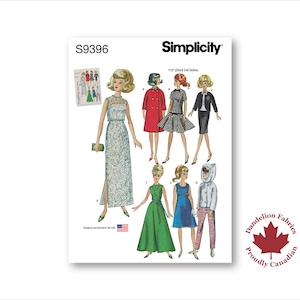 Può includere: Modello di cucito Simplicity S9396 con illustrazioni di vestiti per bambole. Il modello include disegni per abiti, cappotti e una giacca con cappuccio. La copertina presenta il logo Simplicity e il testo "11 1/2" Doll Clothes".