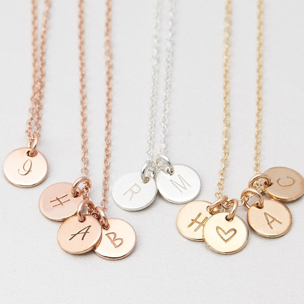 Collar de disco pequeño, iniciales personalizadas personalizadas, collar de madres, etiquetas circulares, estampado a mano personalizado, collar de mamá regalo perfecto para mamá