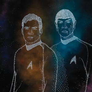 Puede incluir: Una ilustraci&oacute;n digital en blanco y negro de dos hombres, posiblemente personajes de Star Trek, sobre un fondo de galaxia azul oscuro y p&uacute;rpura. Los hombres est&aacute;n formados por puntos blancos que forman sus contornos. La imagen es una representaci&oacute;n estilizada de los personajes.