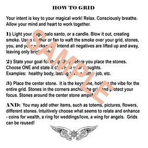Puede incluir: Una imagen en blanco y negro con instrucciones de texto sobre c&oacute;mo crear una cuadr&iacute;cula usando piedras. El texto incluye las palabras "How to Grid", "Your intent is key to your magical work!" y "Intend all negatives are lifted up and away". La imagen tambi&eacute;n incluye una ilustraci&oacute;n estilizada de un par de alas con una estrella en el centro.