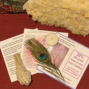 Puede incluir: Un palo de limpieza de salvia blanca, una vela de t&eacute; blanca, una pluma de pavo real y un c&uacute;mulo de cristales blancos sobre una superficie roja. La imagen tambi&eacute;n incluye dos tarjetas con texto que dice "How to Grid" y "Healing Crystals Chakra". La segunda tarjeta tambi&eacute;n incluye una direcci&oacute;n de sitio web y una oferta de descuento: "20% Off a half hour or one hour reading".