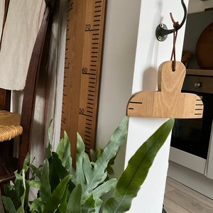 Le marqueur, le mesureur, outil en bois fait main pour mesurer la taille et la croissance sur votre tableau des hauteurs de votre règle