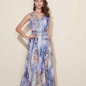 Vestido largo de gasa azul con estampado floral: vestido ligero para fiesta de bodas