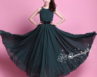 Puede incluir: Vestido largo maxi verde oscuro con cuello halter, falda fluida y cinturón negro. El vestido presenta una cintura ceñida y un diseño sencillo y elegante. Fabricado con tejido ligero, adecuado para ocasiones formales.