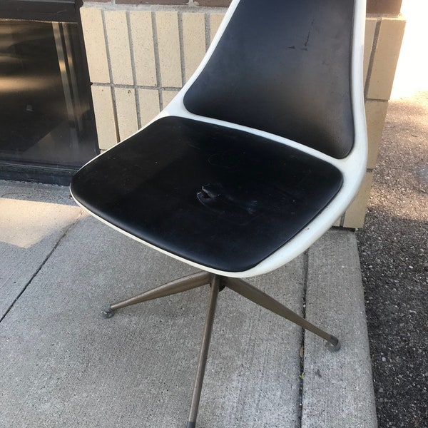 Single mid-century fiberglass shell chair project piece desk dining chair