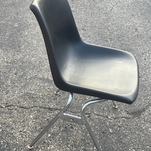 4x Mid-century Krueger Black Plastic Shell stacking Chairs set of 4