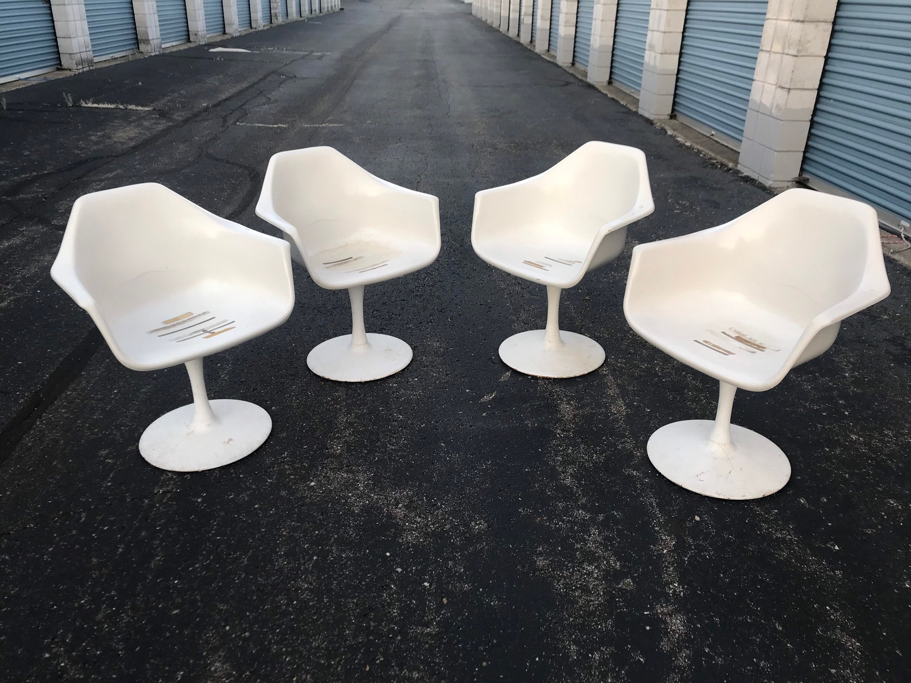 Mid century Fiberglass Sarrinen Knoll Style Tulip Chairs Set of 4