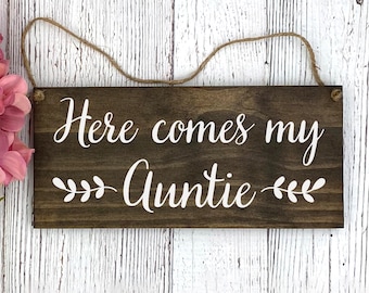 Here comes my Auntie! | Ring Bearer Sign | Flower Girl Sign | Wedding Wood Sign | Wedding Photo Prop | 12"x5.5" | Walnut or Gray | Style B