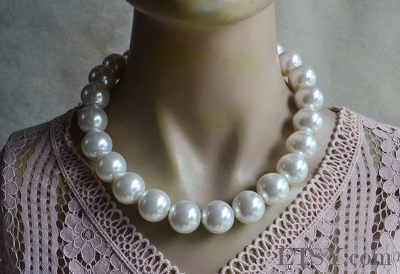 Collana Di Perle Finte Di Bigiotteria Bianche Con Seta Blu - Fiori Di Lill&agrave;