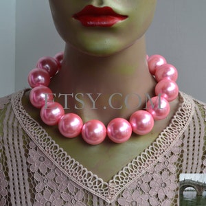 Collier de perles roses de 30 mm, gros collier de perles roses, collier de perles en plastique, collier de perles léger, collier ras de cou, collier tendance