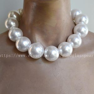 Collana di perle bianche da 30 mm, collana grossa con perle enormi, collana vistosa con perle grandi, collana di perle bianche grandi, collana di perle da uomo