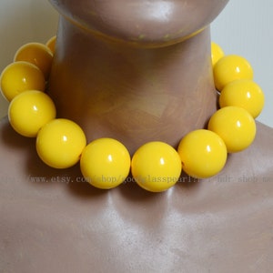 30mm große gelbe Perlenhalskette, Statement-Halskette, Männer Halskette, große gelbe Halskette, Chokerhalskette Bild 3