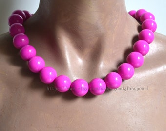 Puede incluir: Un collar de cuentas rosa vibrante. El collar presenta grandes cuentas redondas de color fucsia brillante. Las cuentas están ensartadas para formar una pieza llamativa. El texto "https://www.etsy.com/shop/goodglasspearl" es visible.