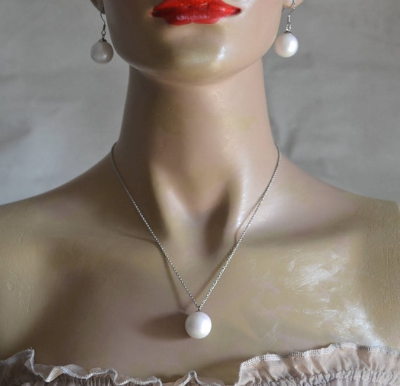 Big pearl necklace sale