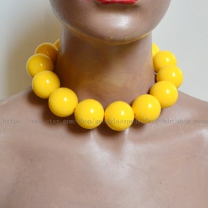 Collier de perles jaunes de 30 mm, collier de déclaration, collier pour hommes, grand collier jaune, collier ras de cou