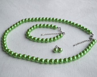 Conjunto de joyería de perlas de vidrio verde, collar, pulsera y pendientes.