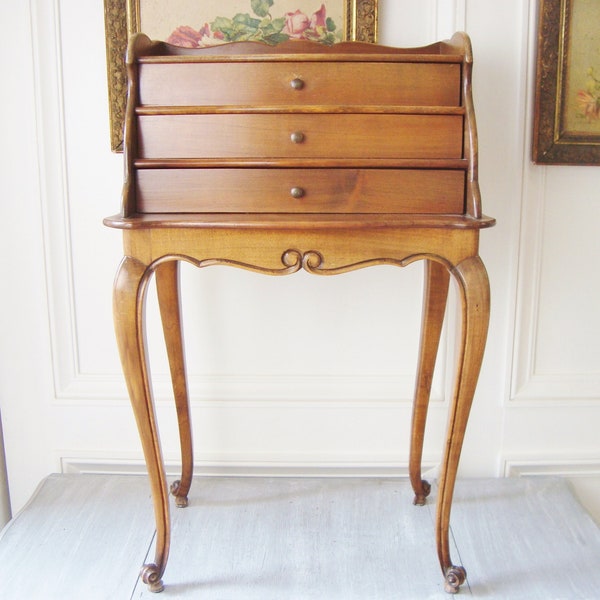 Table de chevet vintage française avec trois tiroirs et pieds fuselés, décoration de chambre à coucher de style campagnard