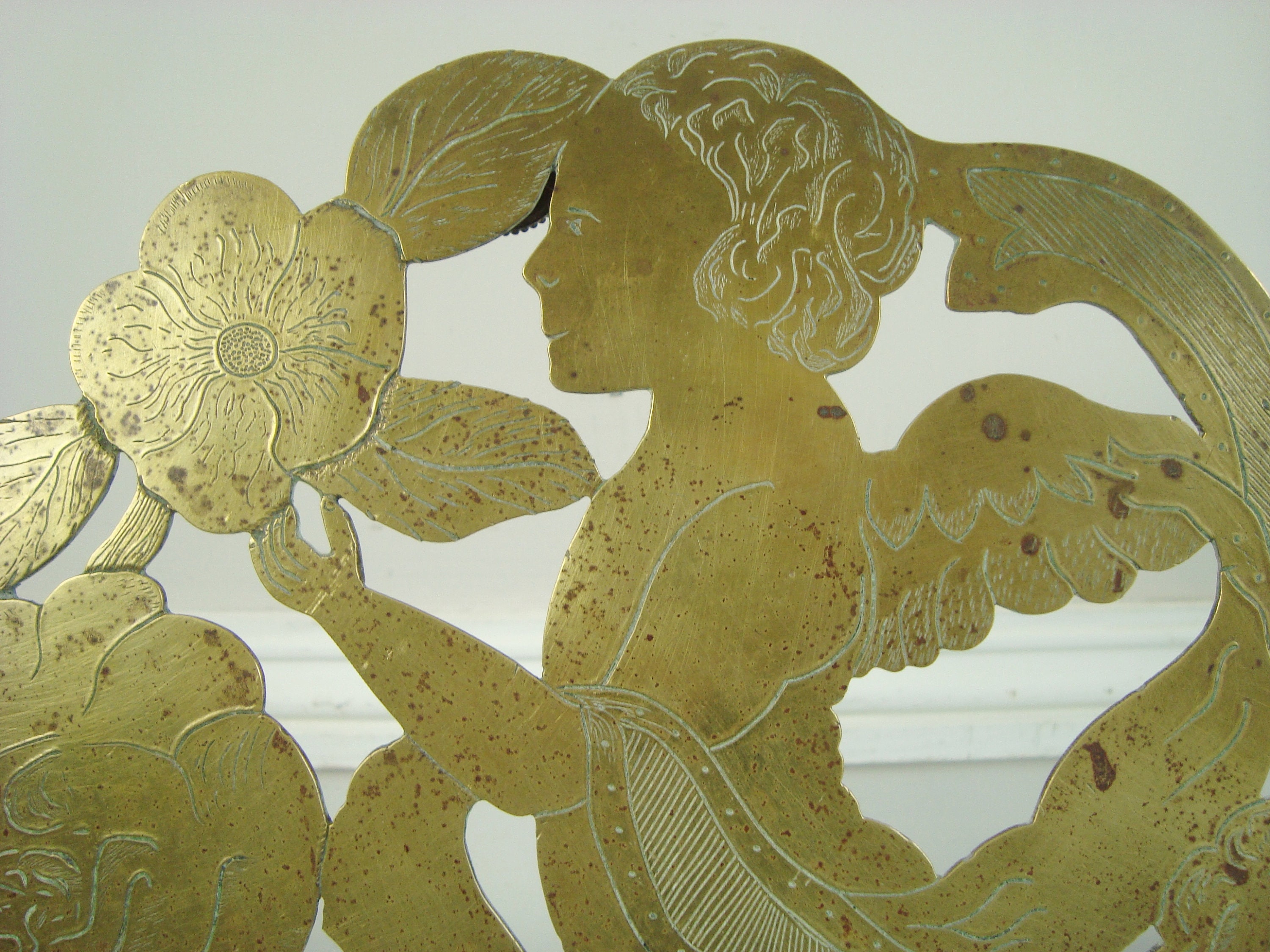 Sous Plat Ancien en Bronze avec Motif d'un Angelot Signé A Marty Style Art Nouveau