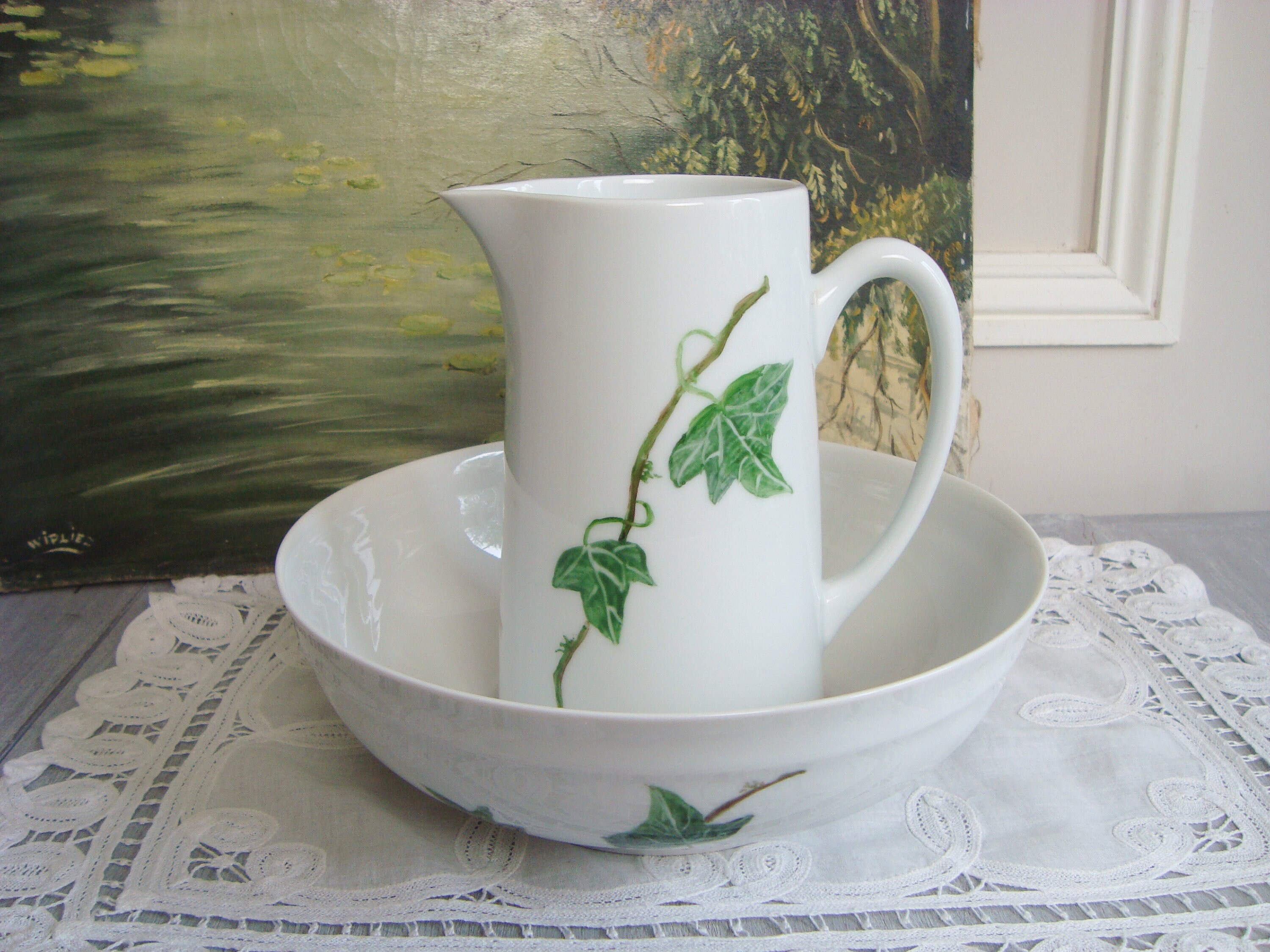 Broc et Bassine de Toilette en Porcelaine Limoges Peint à La Main Motifs Lierre