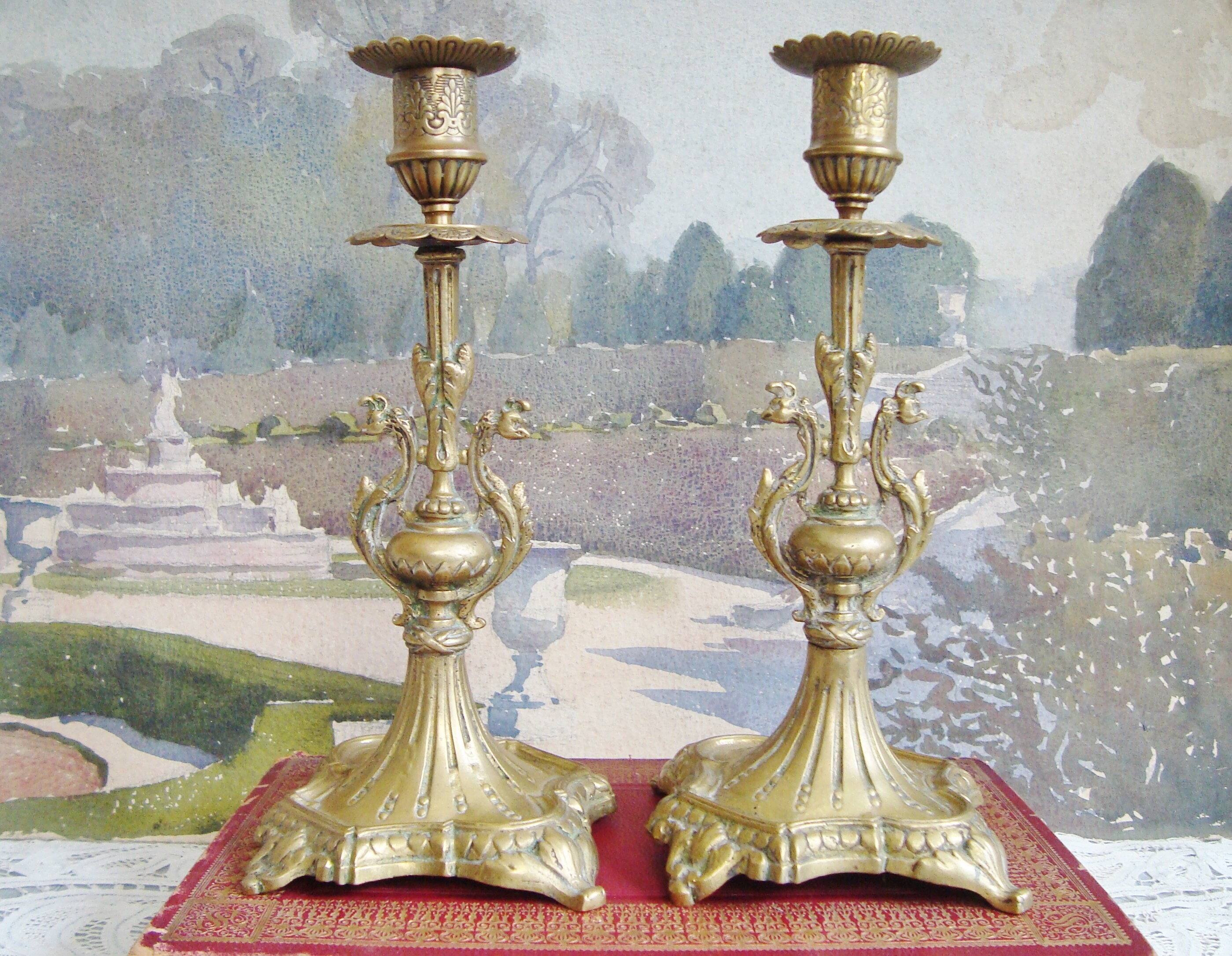 Très Belle Paire de Bougeoirs Du Xixème Siècle en Bronze avec Motifs Dragons