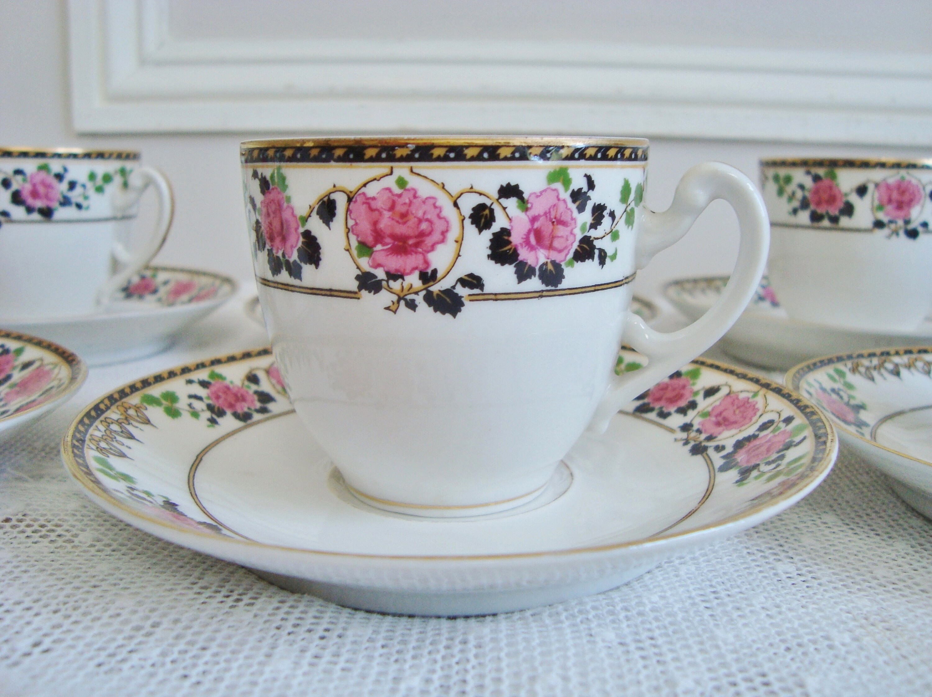 Lot de 8 Petites Tasses et Soucoupes Anciennes en Porcelaine Limoges